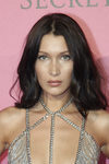 Bella Hadid luce el pelo suelto con ondas
