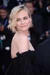 Charlize Theron luce un corte estilo bob con ondas