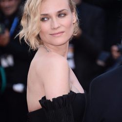 Charlize Theron luce un corte estilo bob con ondas