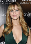 Jennifer Lawrence con melena rubia y flequillo