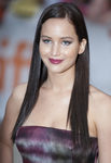Jennifer Lawrence con cabello castaño extraliso