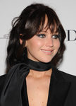 Jennifer Lawrence con cabello castaño recogido