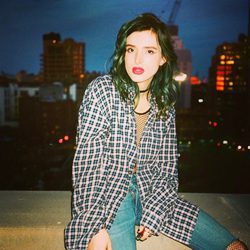 Bella Thorne con el pelo verde