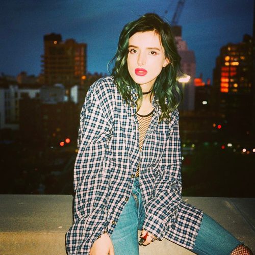 Bella Thorne con el pelo verde