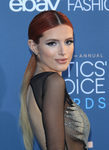 Bella Thorne con una coleta estirada roja
