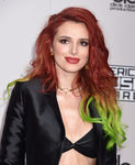 Bella Thorne con el pelo rojo y puntas verdes