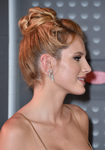 Bella Thorne con un moño alto