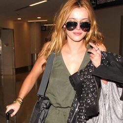 Bella Thorne con una melena despeinada rubia