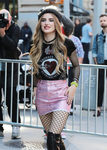 Bella Thorne con una melena rizada