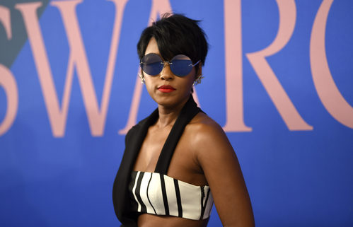 Janelle Monáe con una gafas redondas