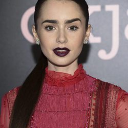 Lily Collins con un make up de vampiresa