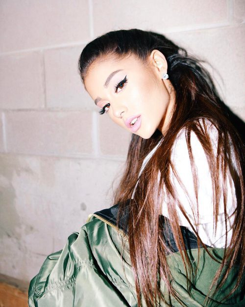 Ariana Grande apuesta por las pestañas postizas para rasgar su mirada