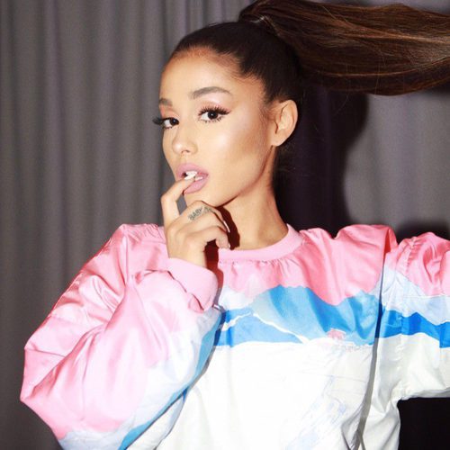 Ariana Grande delinea sus labios por fuera para crear una forma redondeada