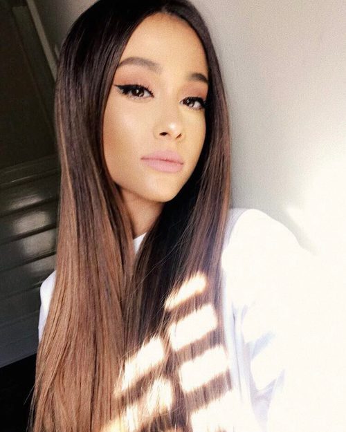 Ariana Grande complementa su look con unos labios mate rosados