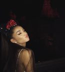 Ariana Grande esculpe su rostro con polvos bronceadores