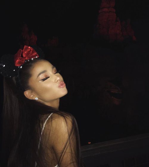Ariana Grande esculpe su rostro con polvos bronceadores