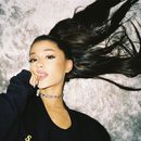 Ariana Grande broncea sus mejillas