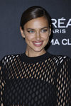 Irina Shayk opta por un recogido pulido