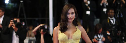 Irina Shayk opta por lucir ondas al agua