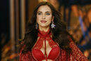 Irina Shayk con la melena suelta con ondas