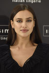 Irina Shayk opta por una melena extra lisa