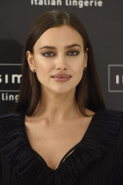 Irina Shayk opta por una melena extra lisa