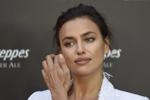 Irina Shayk con un recogido tipo messy