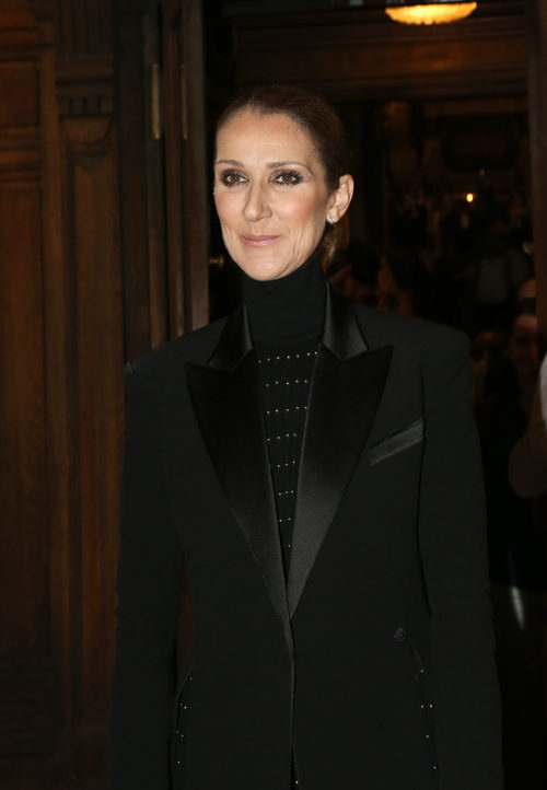 Céline Dion con el pelo recogido