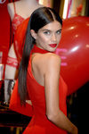 Sara Sampaio con melena detrás de las orejas y raya en medio