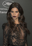 Sara Sampaio con melena con volumen y raya en medio