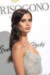 Sara Sampaio con melena suelta y mechores recogidos