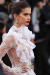 Sara Sampaio con moño