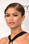 Zendaya apuesta por un ahumado de ojos en tonos dorados