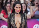 Nikki Bella con un maquillaje muy sobrecargado