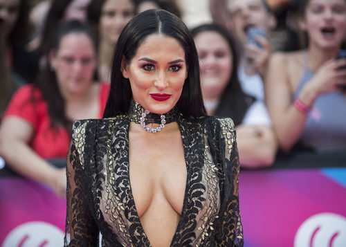 Nikki Bella con un maquillaje muy sobrecargado