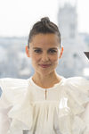 Elena Anaya con maquillaje natural y recogido
