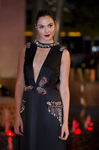 Gal Gadot completa su look con unos labios granates