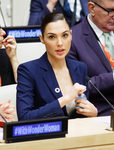 Gal Gadot apuesta por el colorete para dar color a su rostro