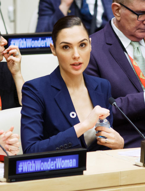 Gal Gadot apuesta por el colorete para dar color a su rostro