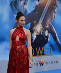 Gal Gadot combina su outfit y su maquillaje
