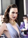 Gal Gadot opta por unos labios morados y una piel dorada