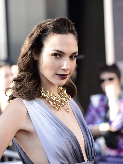 Gal Gadot opta por unos labios morados y una piel dorada