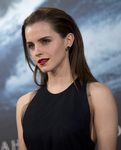 Emma Watson con pelo liso peinado hacia atrás