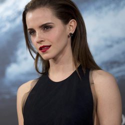 Emma Watson con pelo liso peinado hacia atrás