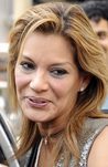 Ivonne reyes con una melena midi despeinada