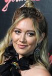 Hilary Duff con un peinado con un moño alto