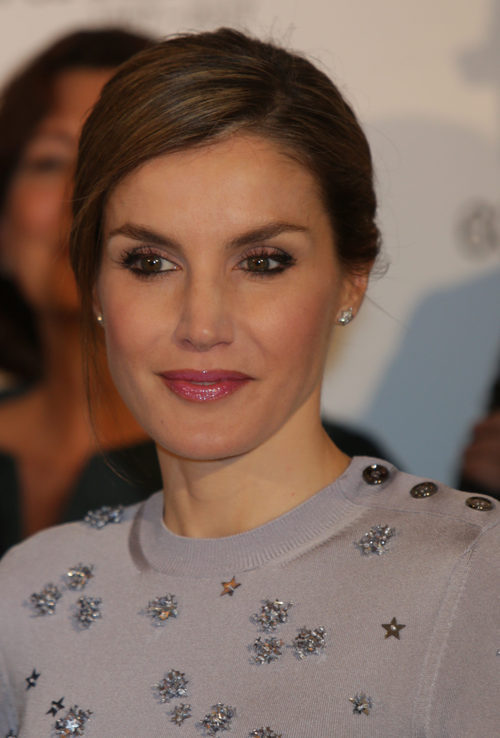 La Reina Letizia completa su look con un gloss rosado