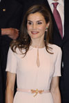 La Reina Letizia da color a sus labios con un gloss rojizo