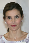 La Reina Letizia da vida a su rostro con un colorete rosado