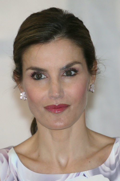 La Reina Letizia da vida a su rostro con un colorete rosado